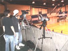 試合撮影用のカメラと、試合の得点とタイマーを表示する得点ボードを撮影用のカメラの２台体制で撮影します。