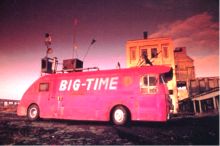 パンクおじいさんブランク・レグの海賊個人放送局「BICTIME」。ジャンク機器を満載したおんぼろバスから80年代ミュージックを放送している。
