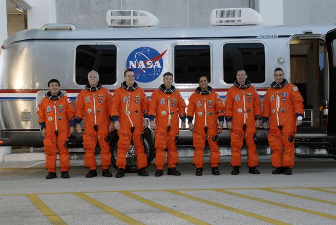ターミナル・カウントダウン・デモンストレーション・テスト（Terminal Countdown Demonstration Test: TCDT）により、アストロバンの前に並ぶSTS-119クルー　2009年1月21日NASAケネディ宇宙センター（KSC）にて　NASA提供